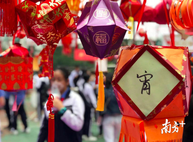 千奇百怪的灯笼学生亲手制作。 千奇百怪的灯笼学生亲手制作。