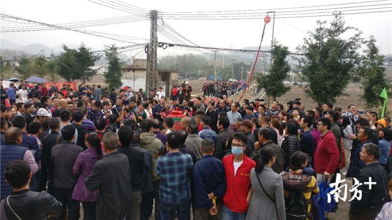 抢到头炮的村民可获得800元利是。 抢到头炮的村民可获得800元利是。