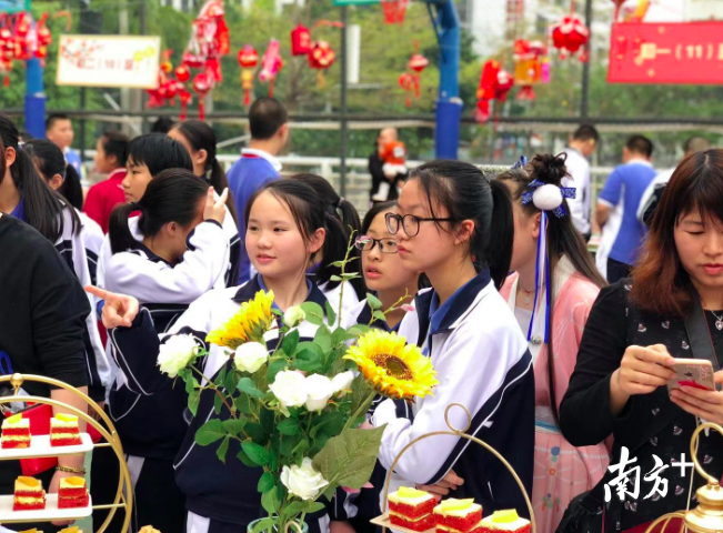 围在食物旁的学生们。 围在食物旁的学生们。