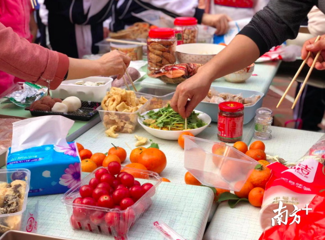 家长和学生们正在分享美食。 家长和学生们正在分享美食。
