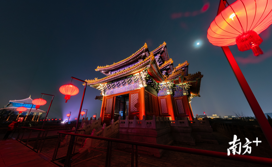 东南角楼熠熠生辉。 东南角楼熠熠生辉。