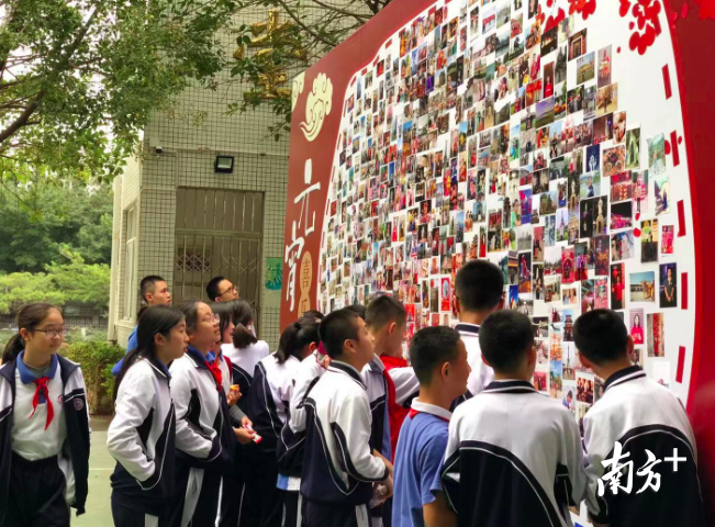 巨大的照片墙上贴满了孩子们拍自全国各地的节日照片。 巨大的照片墙上贴满了孩子们拍自全国各地的节日照片。