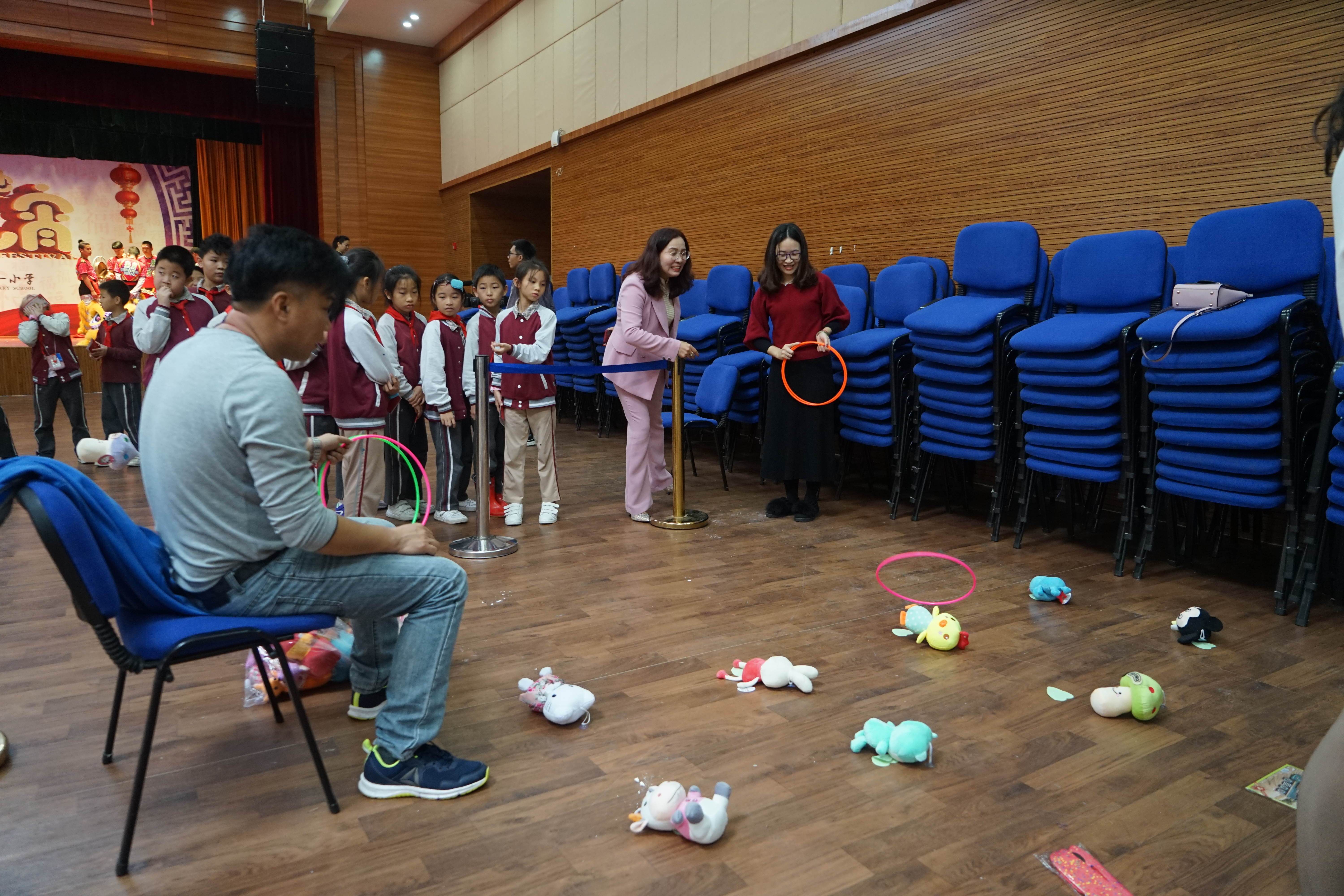 珠海市横琴一小将民俗活动带入校园。学生们体验套圈圈互动游戏。 珠海市横琴一小将民俗活动带入校园。学生们体验套圈圈互动游戏。