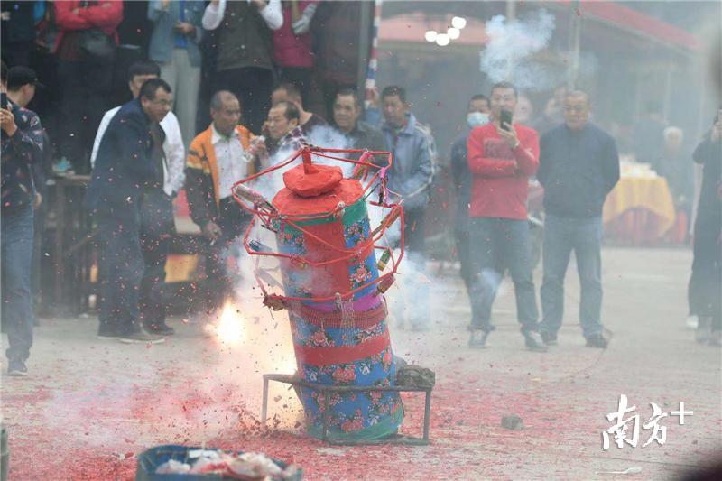 花炮火花四起。 花炮火花四起。