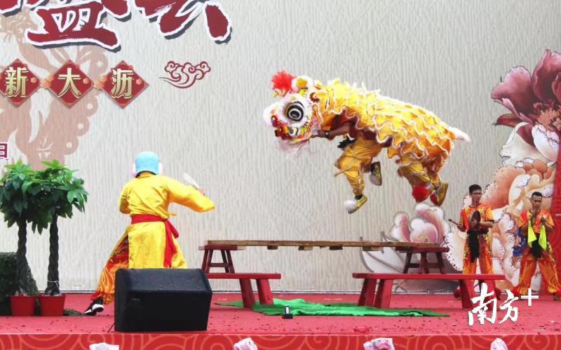 大沥横江龙狮团在大沥醒狮盛会上表演。 大沥横江龙狮团在大沥醒狮盛会上表演。