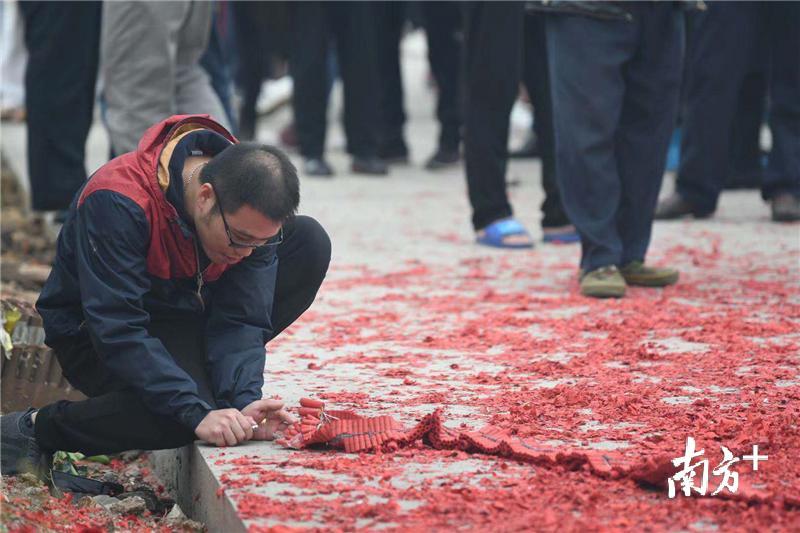 点燃天后炮。 点燃天后炮。