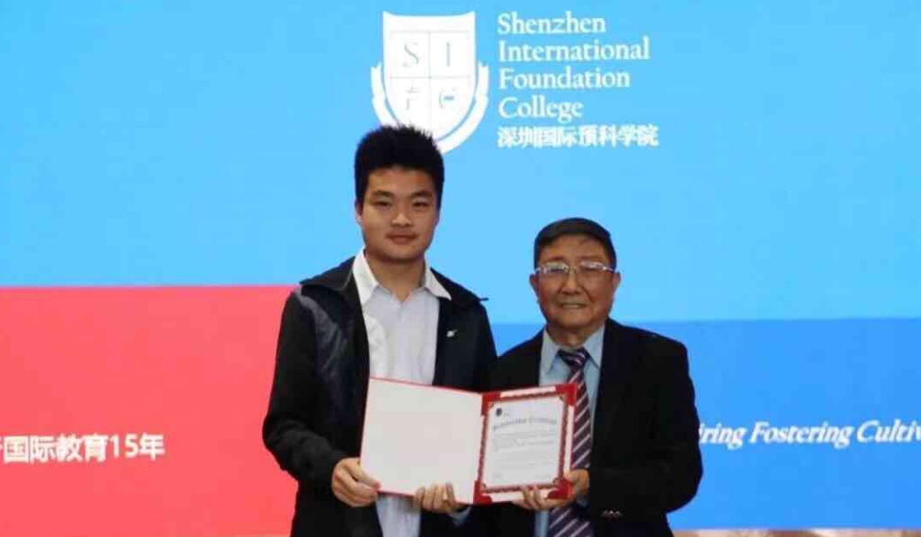 SIFC傅腾霄院长为张轩溢颁发了学院院长一等奖学金