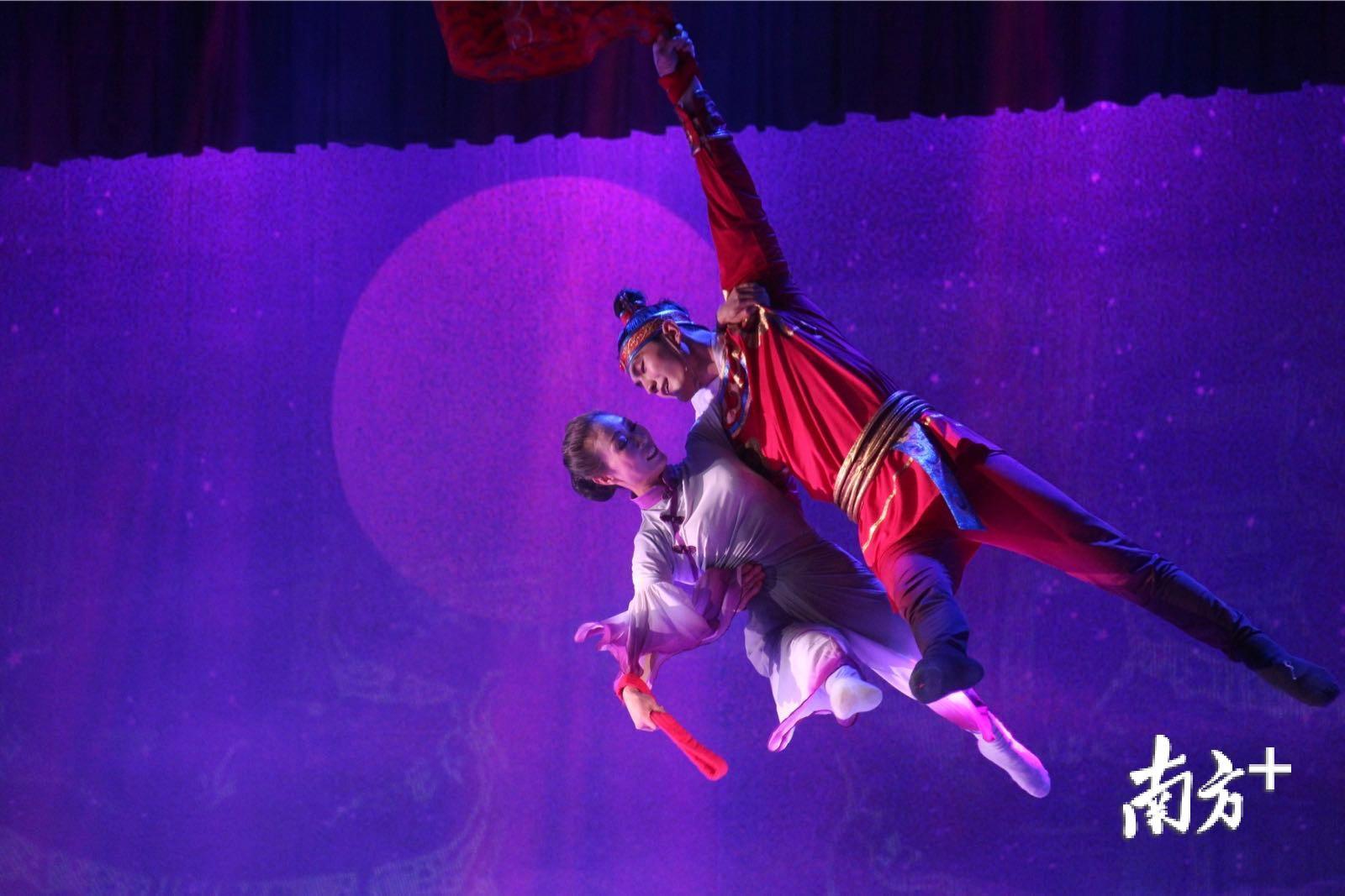 丝绸代表着游子与母亲在血缘上、情感上剪不断的联系。