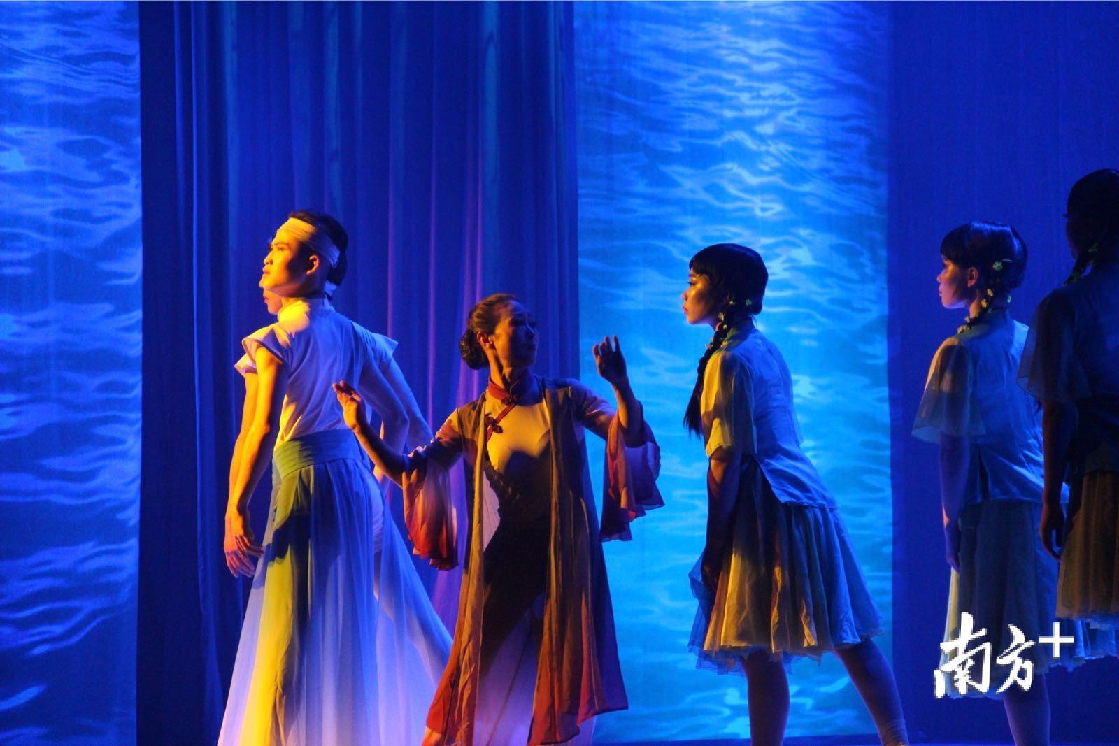 《心烧·眷恋》是首部以潮汕元素、潮汕风貌为特色的杂技报告剧。