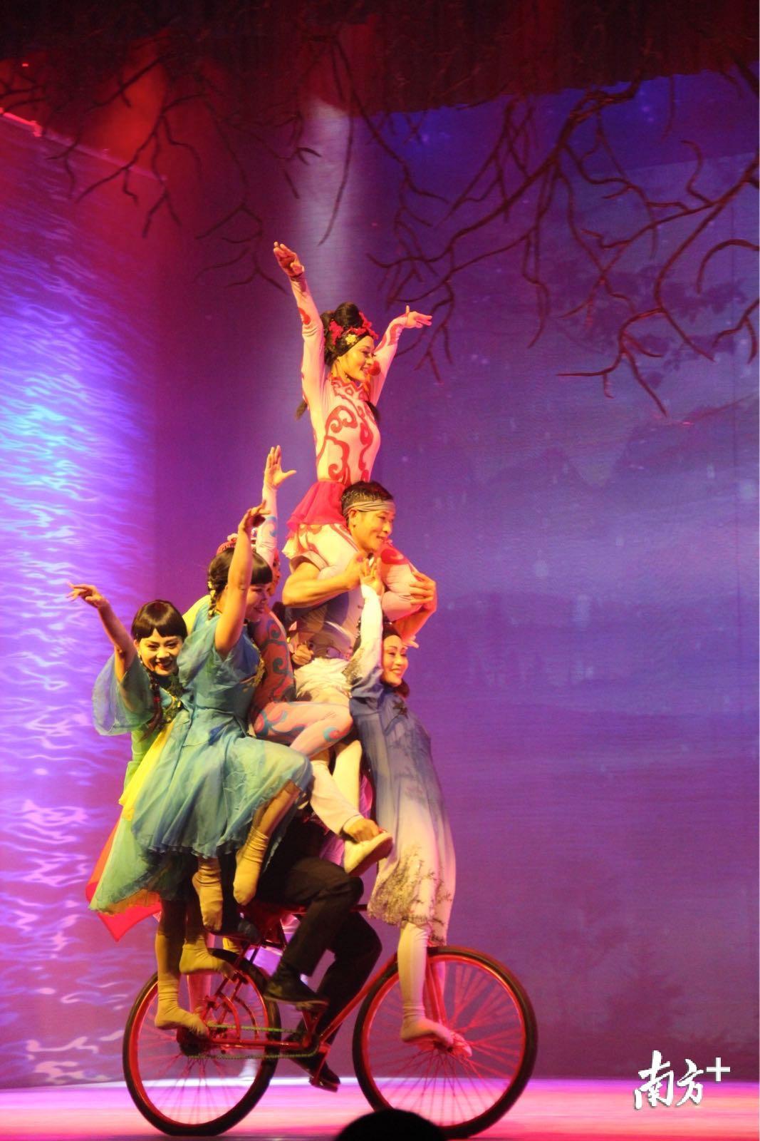 由汕头市杂技团团长马小会扮演的“华侨”以车技展示华侨归乡场景。