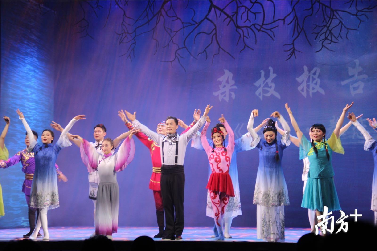 汕头市杂技团演出的首部杂技报告剧《心烧·眷恋》。