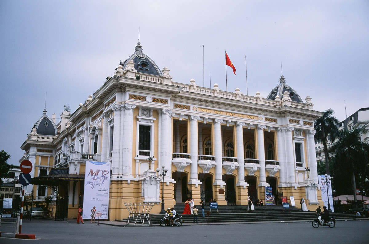 河内大剧院坐落在市中心的长钱街尾，是一座美丽的法式建筑，曾见证了越南多项重大事件。网络图片