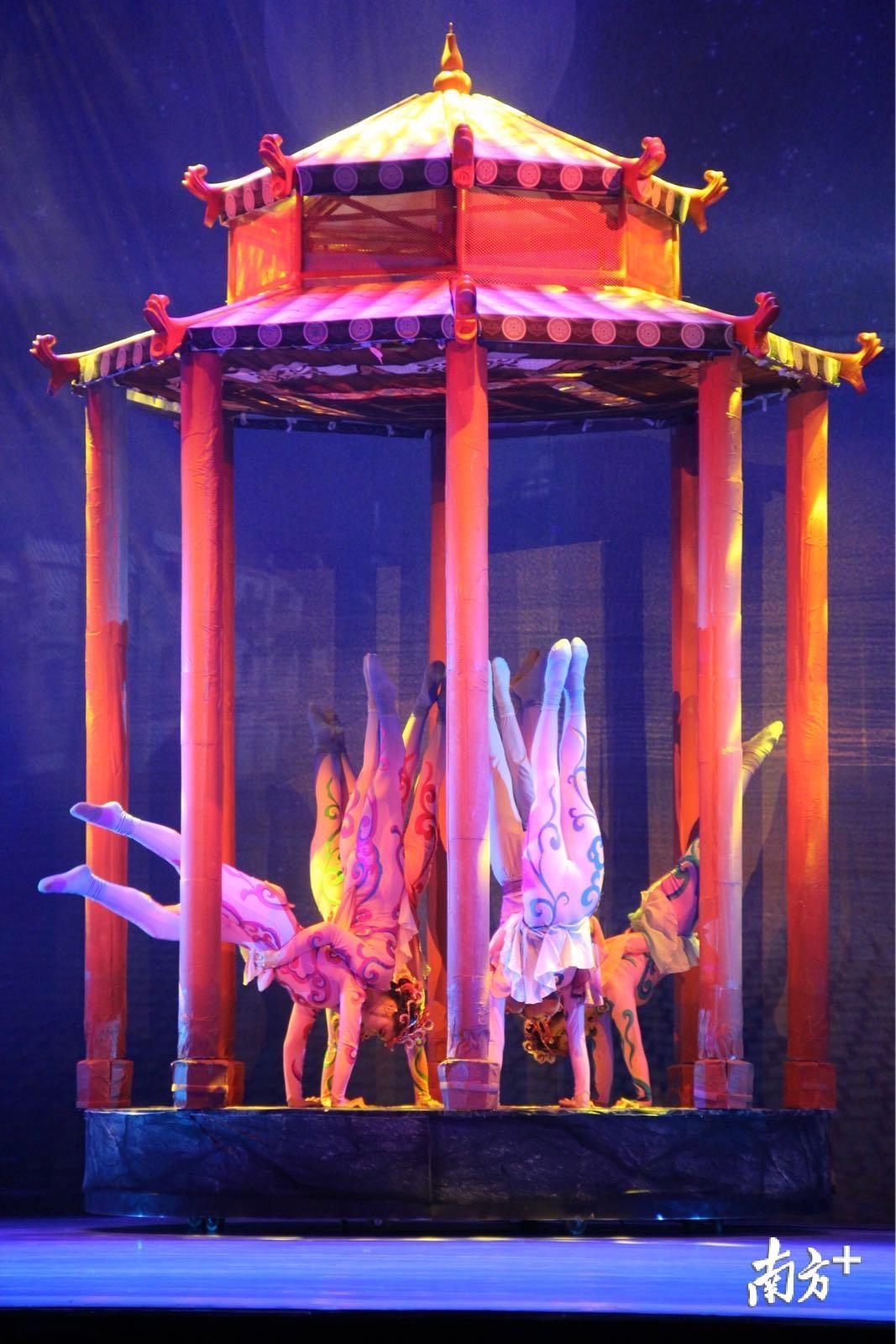 以小公园为背景的场景让市民们倍感亲切，演员们表演柔功。