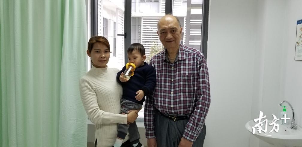 2月19日，梁伯和小浩仔“祖孙”俩在易述红的诊室意外相逢。