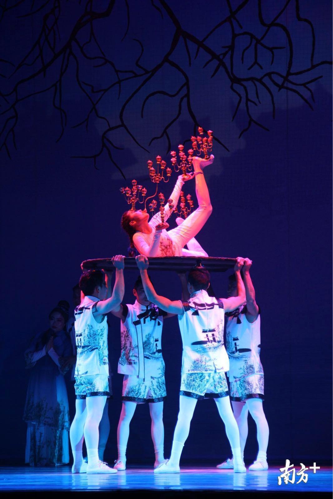 演员通过柔功、转碟等特殊方式，向观众展示了独具特色的潮汕地方民俗文化。