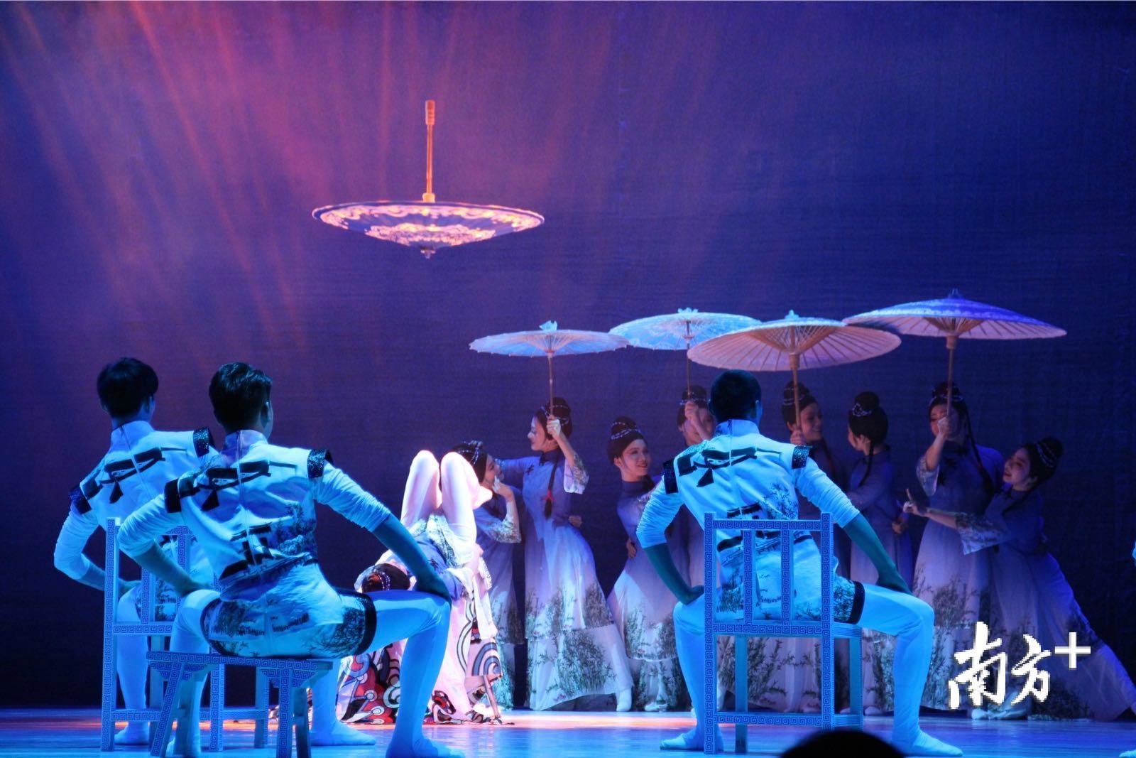 纸伞元素充满美感。