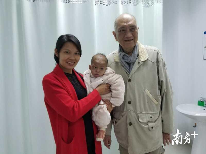 2017年底，爷孙俩一起做完手术一个月后的合影。
