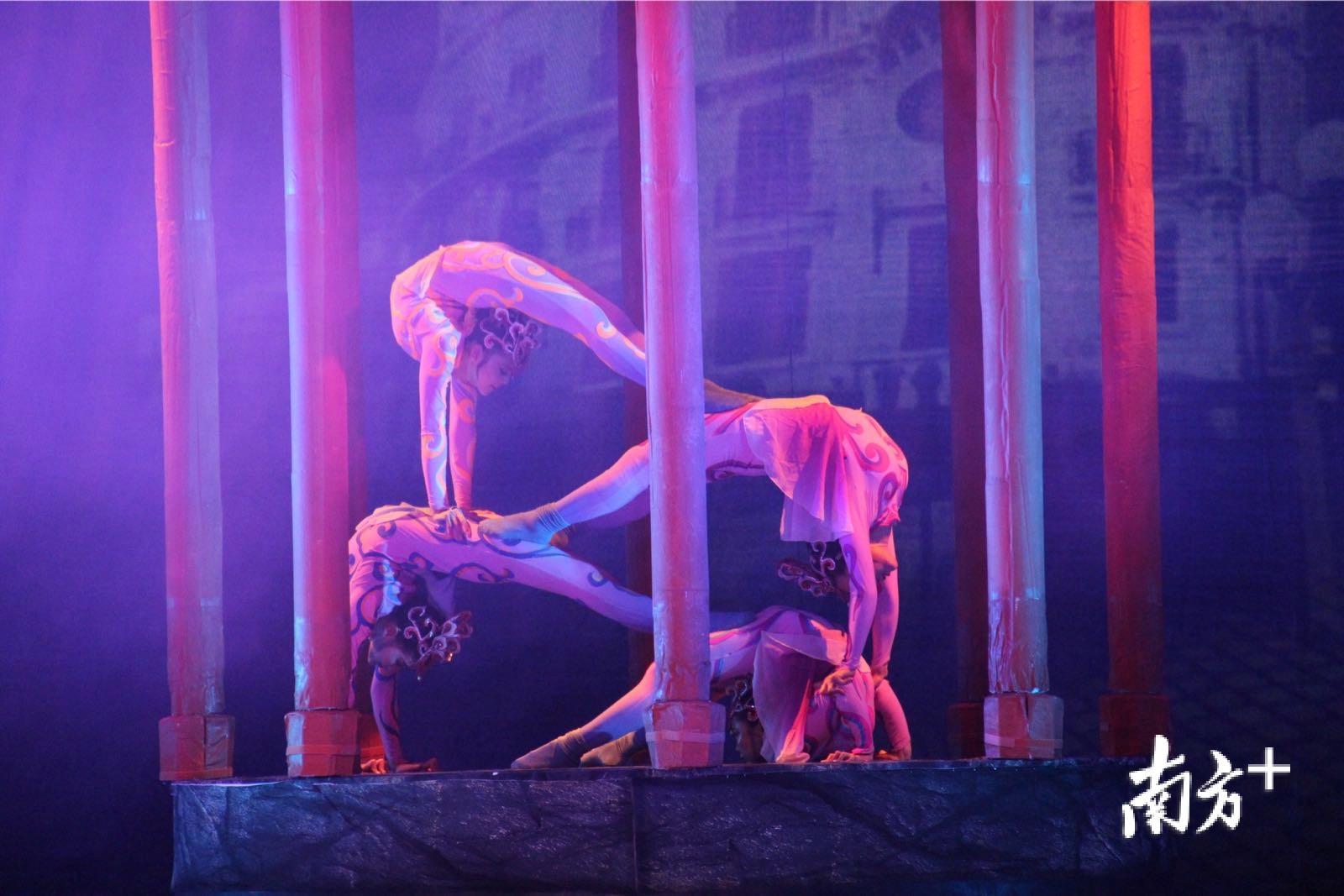 演员们展示柔术。