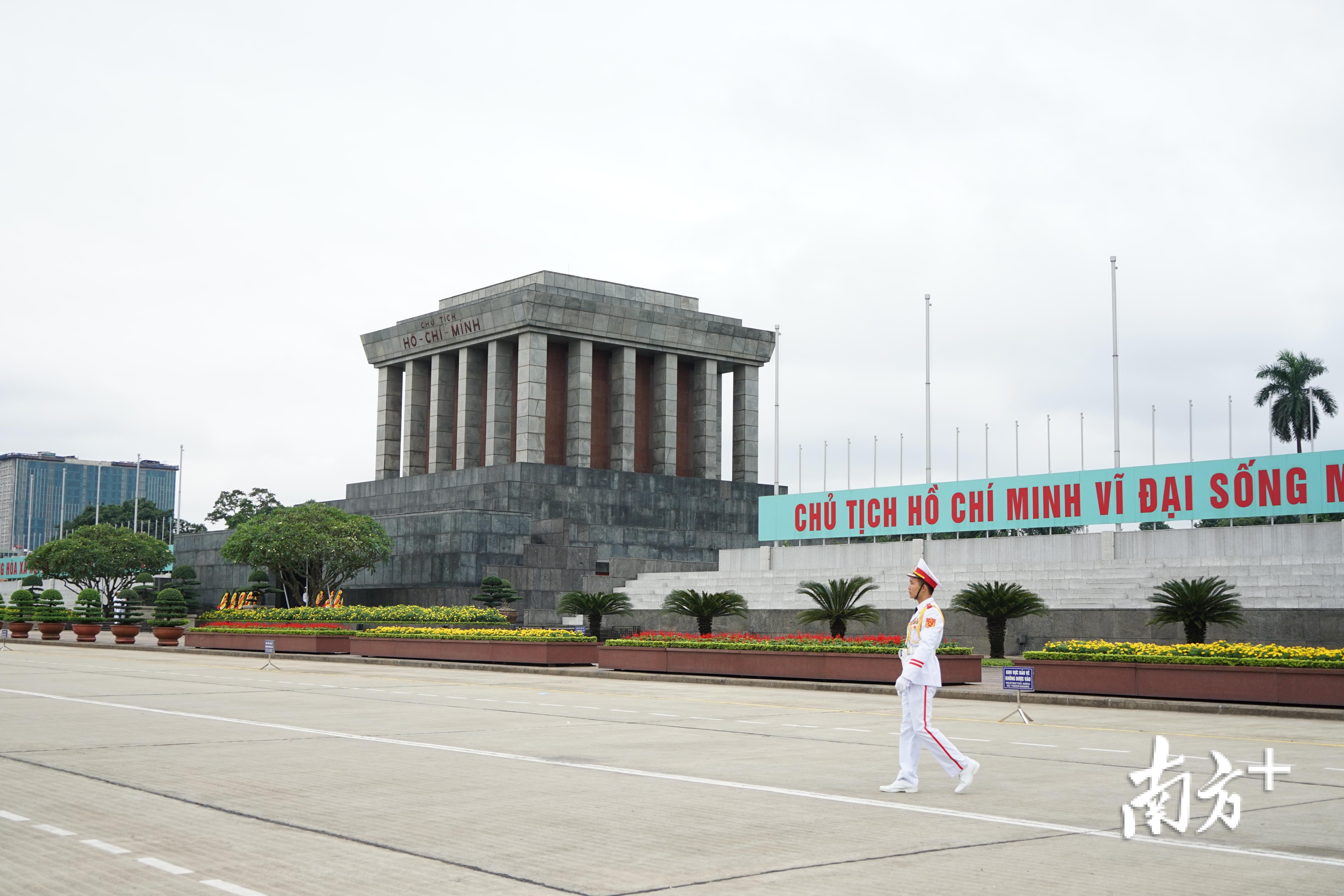 在越南河内巴亭广场,一名身穿白衣的军人走过南方日报记者 李卓 摄