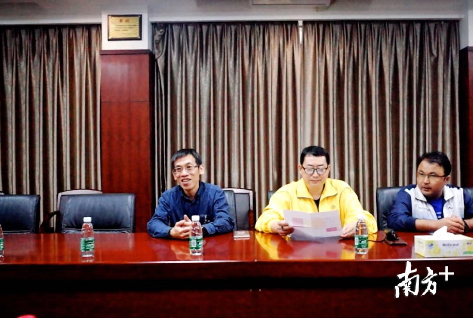 许文交作详细介绍（左一）