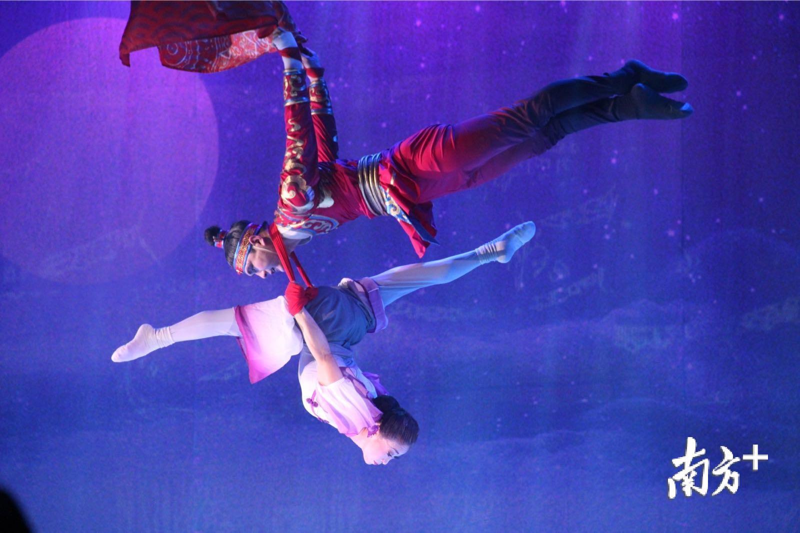 绸吊表演需要两位演员极高的默契配合。