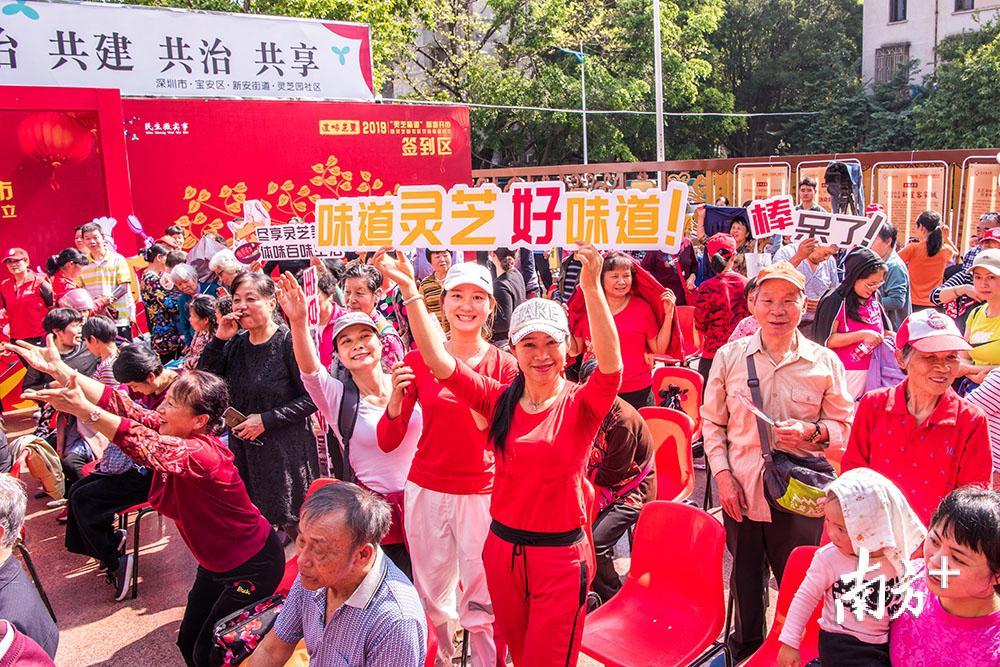 附近居民在活动现场表现尤为热情。 附近居民在活动现场表现尤为热情。