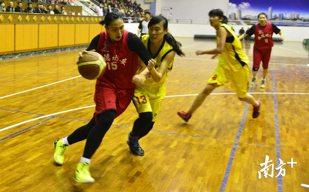 顺德均安爱得乐女子篮球队(红色球服)与哈尔滨华龙女子篮球队(黄色球服)表演赛在三水明富昌体育馆举行。资料图片 顺德均安爱得乐女子篮球队(红色球服)与哈尔滨华龙女子篮球队(黄色球服)表演赛在三水明富昌体育馆举行。资料图片