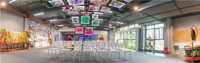“以文化人 沥心永存”主题展区，则用一个个文化印记，勾勒出了大沥蓬勃发展的文化生活！王伟楠 摄
