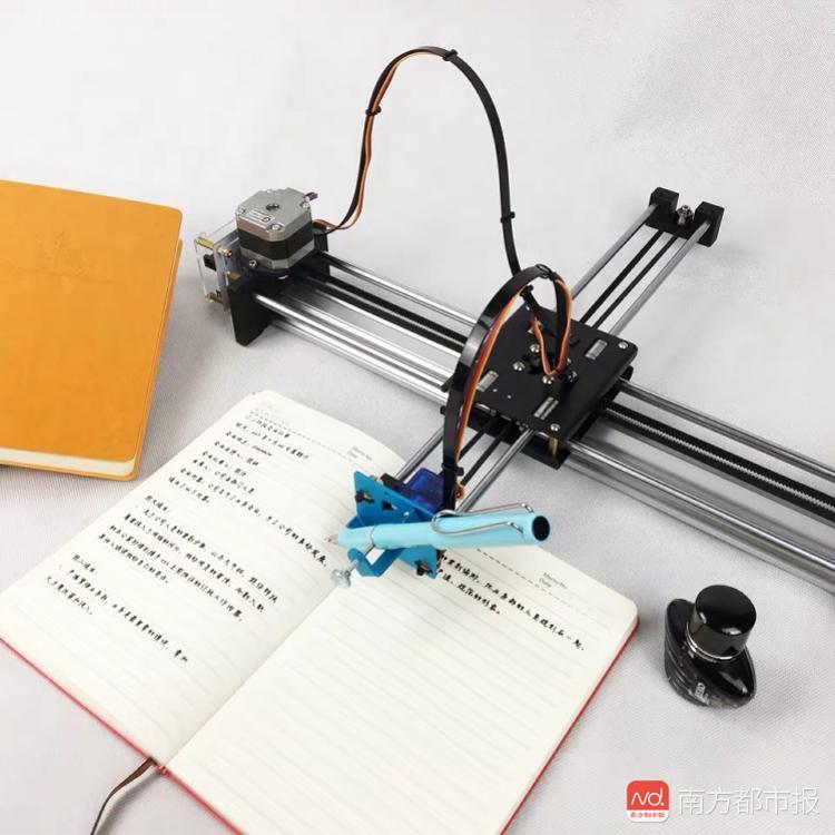 在电商平台销售的写字机器人。