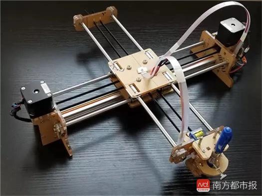 在电商平台销售的写字机器人。