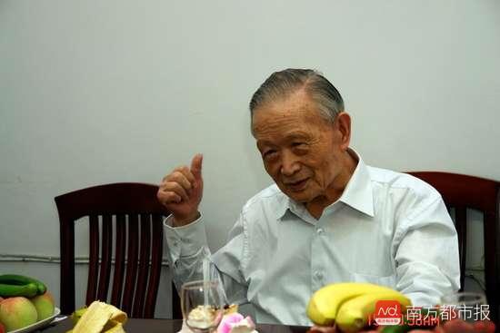 胡沛泉90岁生日时，三代弟子同堂为其贺寿。