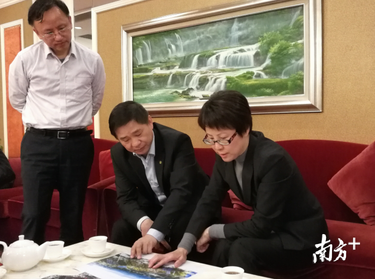 何小玲向深圳清华大学研究院代表详细介绍了三水工业园区科学园的建设规划情况。