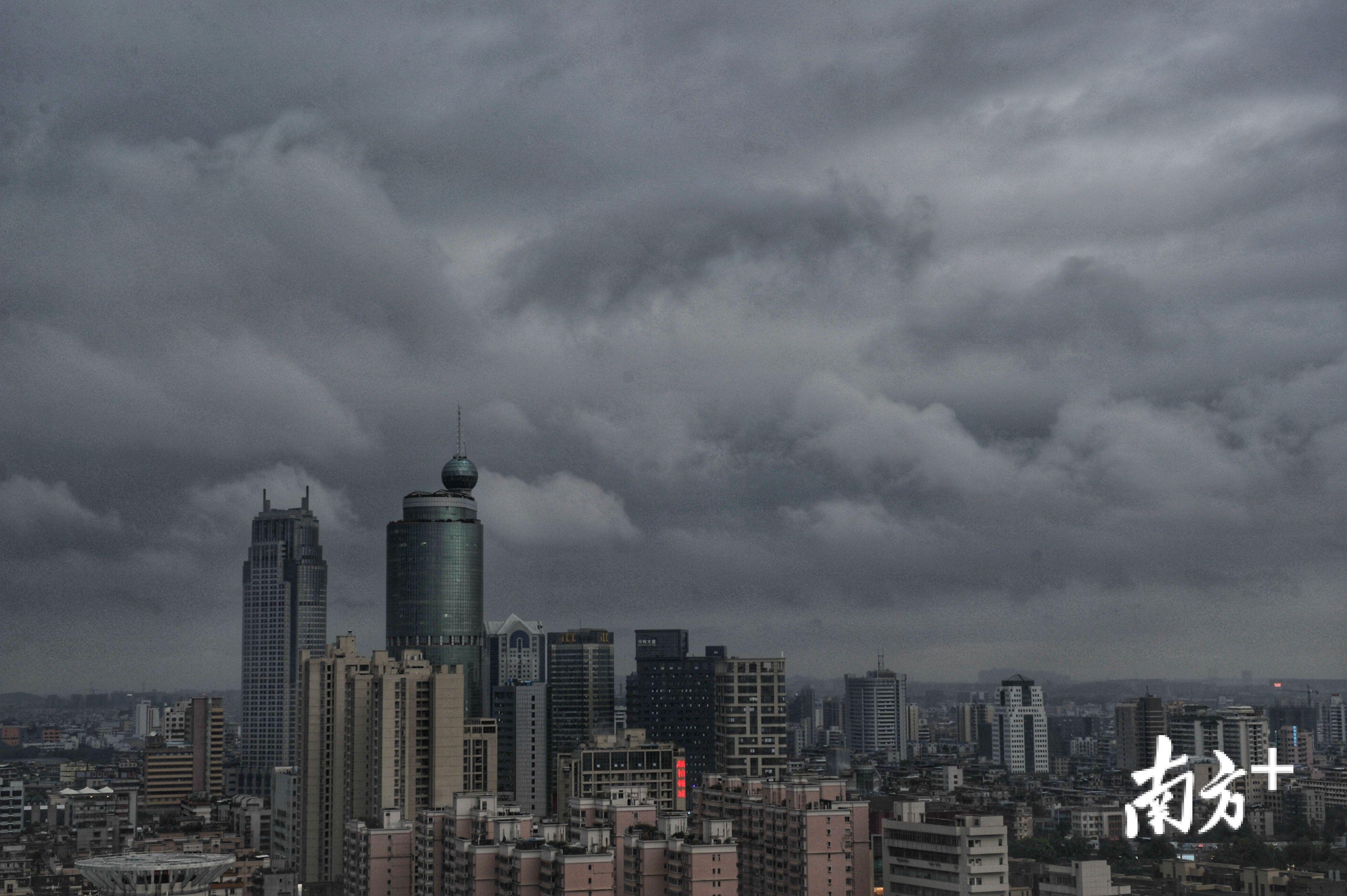 佛山上空乌云密布. 戴嘉信 摄