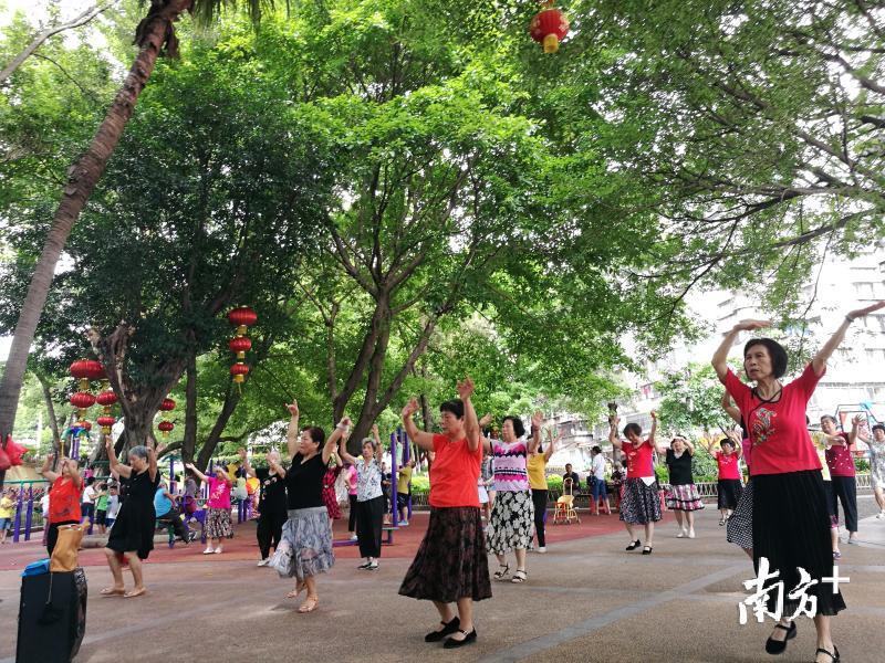 市民在西河公园跳舞。