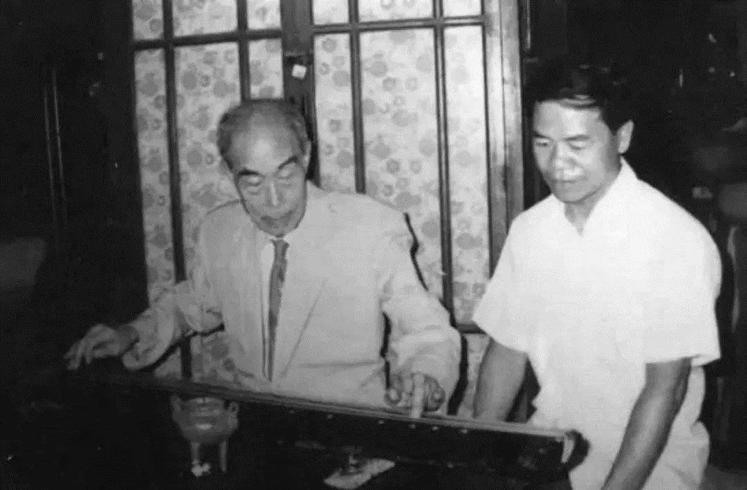 杨新伦向谢导秀授琴 杨新伦向谢导秀授琴