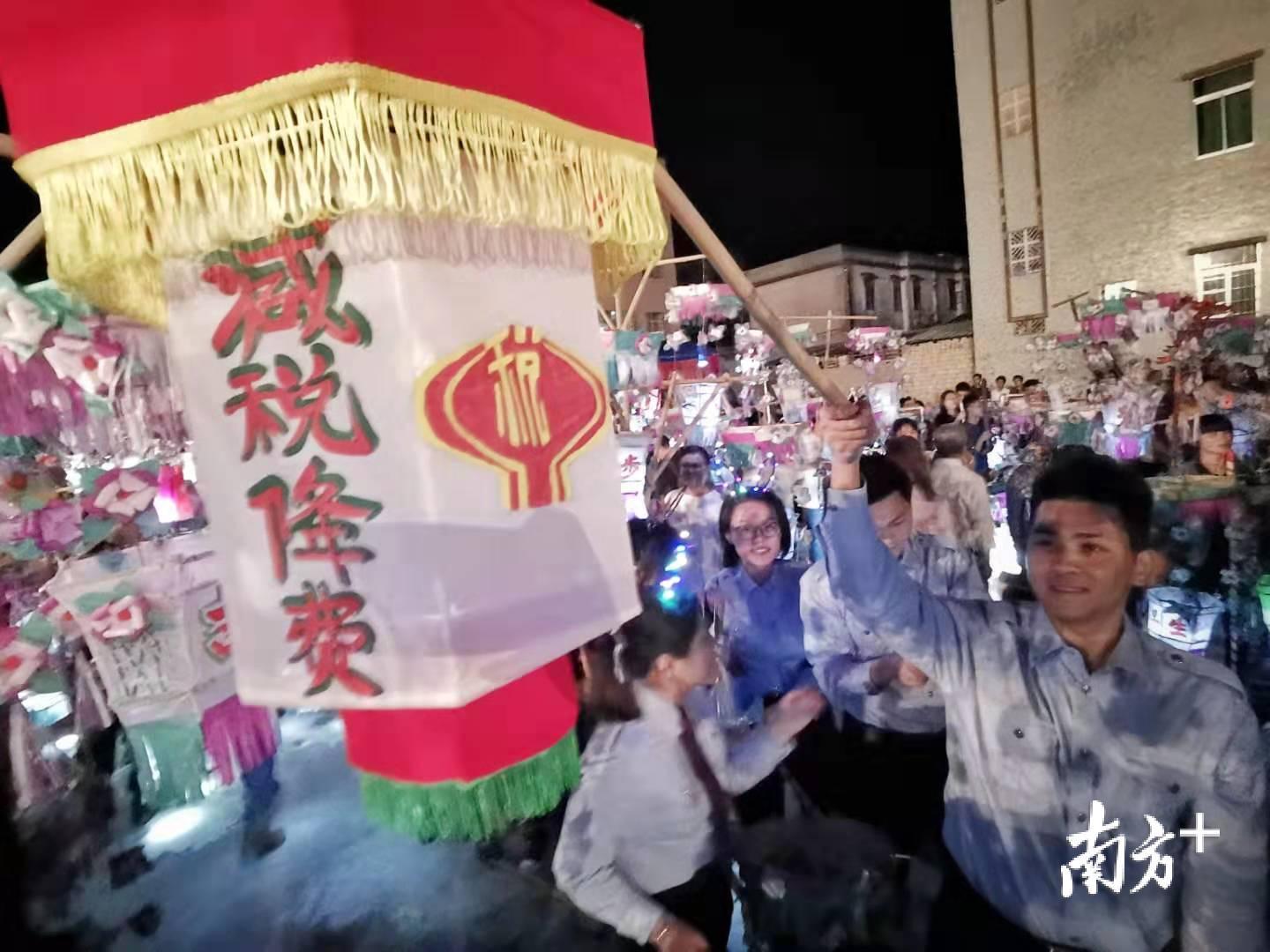 △信宜市税务部门把减税降费政策宣传融入六双花灯民俗中,参与巡游活动。 △信宜市税务部门把减税降费政策宣传融入六双花灯民俗中,参与巡游活动。