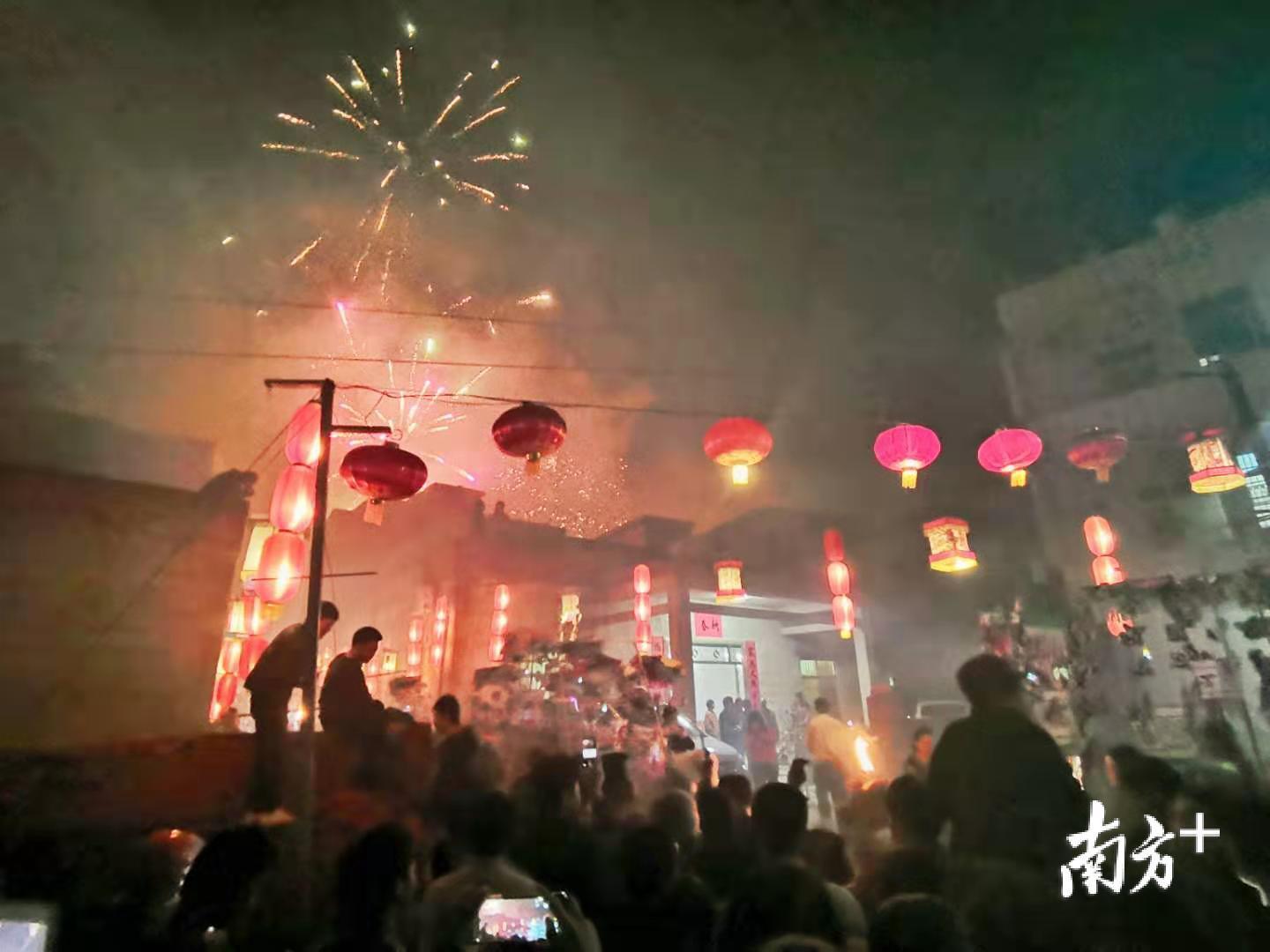 △村民提着花灯穿村过户巡游,众多游客在村道两旁围观喝彩。 △村民提着花灯穿村过户巡游,众多游客在村道两旁围观喝彩。