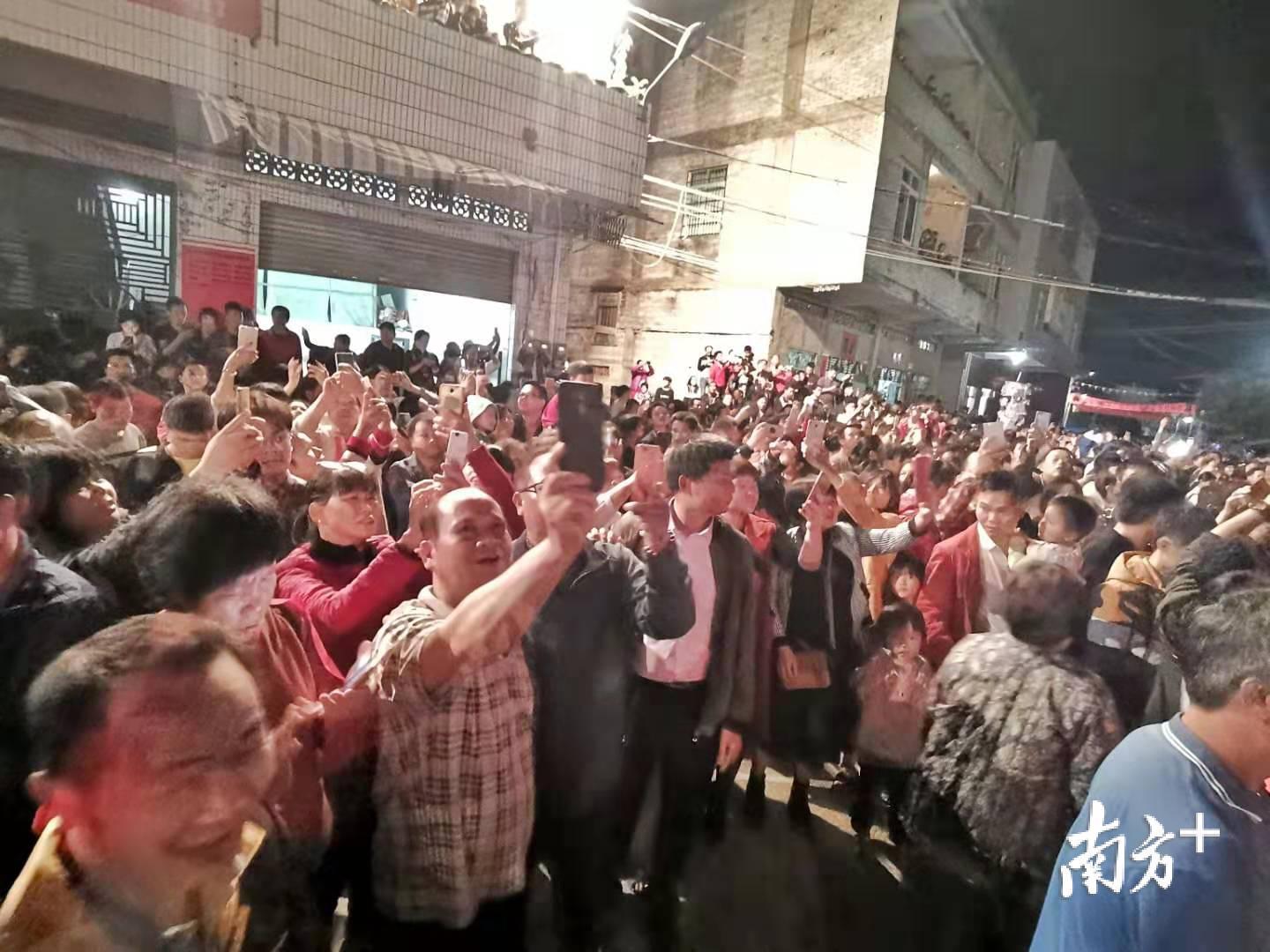 △据统计,当天约4.2万人造访信宜镇隆六双村。 △据统计,当天约4.2万人造访信宜镇隆六双村。