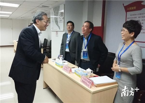 解决企业困难“直通车”活动上，惠州市委书记、市人大常委会主任李贻伟与企业负责人交流。周欢 摄