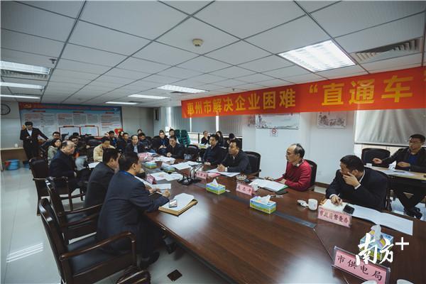 解决企业困难“直通车”活动现场。