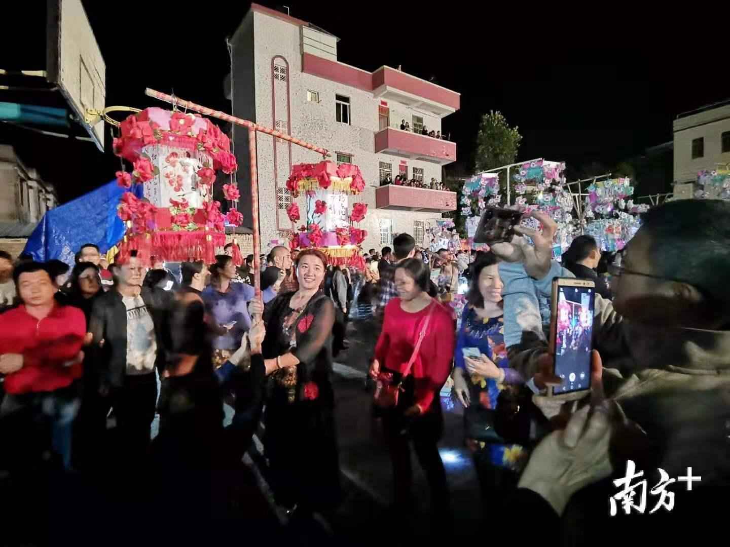 △游客好奇地挑选花灯拍照留念。 △游客好奇地挑选花灯拍照留念。