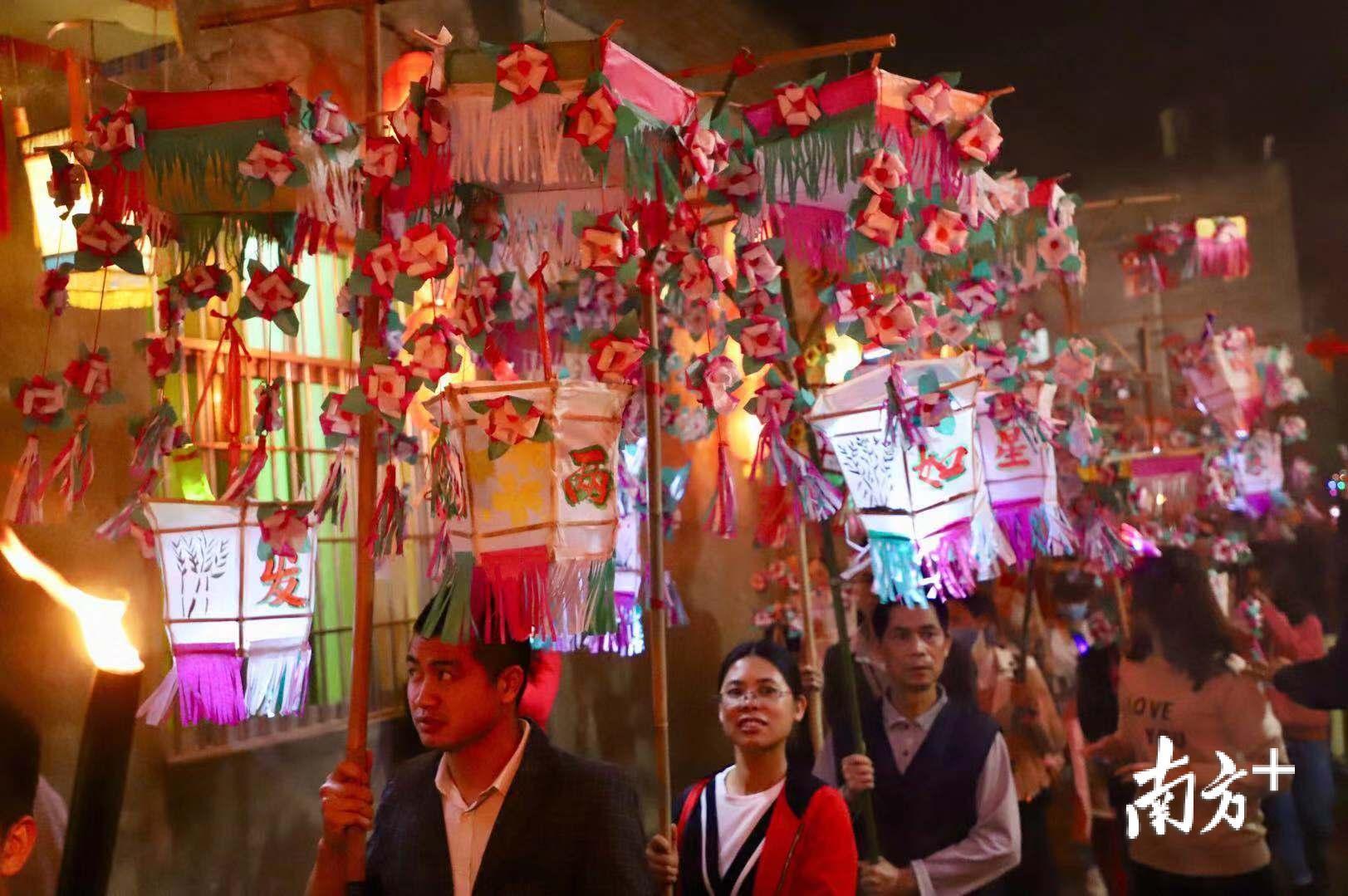 视频信宜六双走花灯家家户户提花灯穿村过户巡游4万来客围观