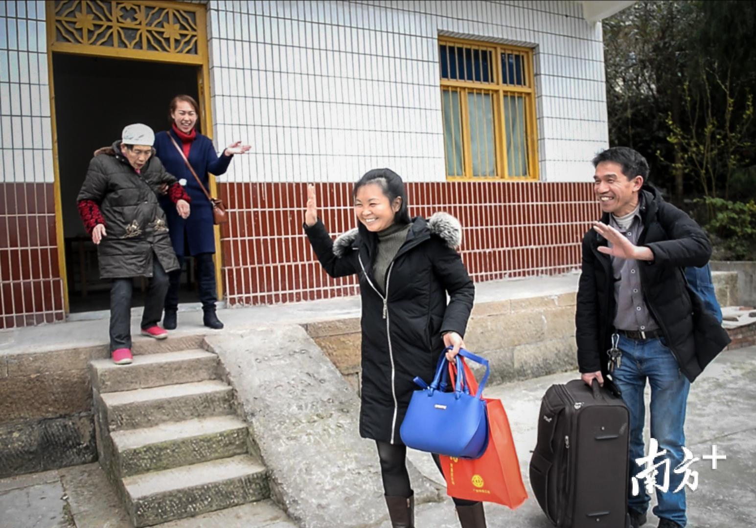 △20日下午，吴仁明夫妇和母亲告别后，准备踏上开往广州的返岗专列。