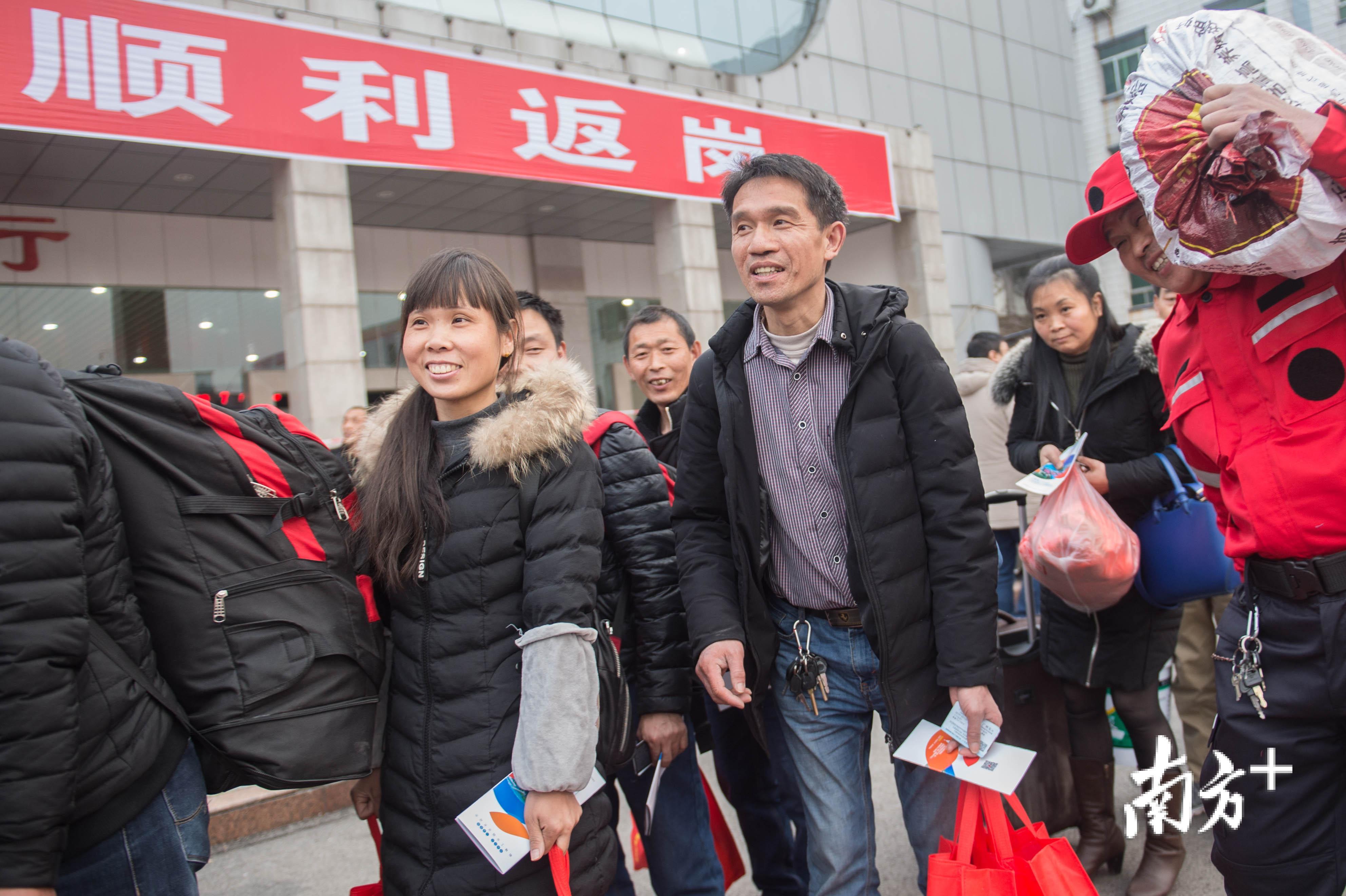 △20日傍晚，吴仁民夫妻俩和同乡们来到广安火车站准备进站候车。