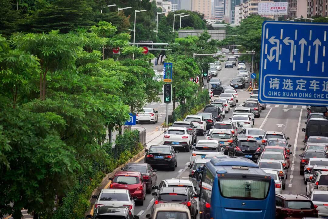 南海大道-海五路路口为北向进入城区的第一个灯控路口,承接了海八路和桂和路两条快速通道交通,路口左转、直行需求大。南海区中心城区交通综合治理办供图 南海大道-海五路路口为北向进入城区的第一个灯控路口,承接了海八路和桂和路两条快速通道交通,路口左转、直行需求大。南海区中心城区交通综合治理办供图