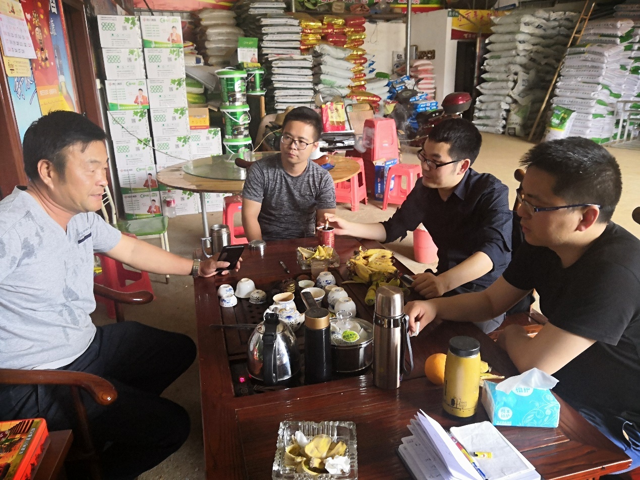 香甜果业负责人魏报（左1）。