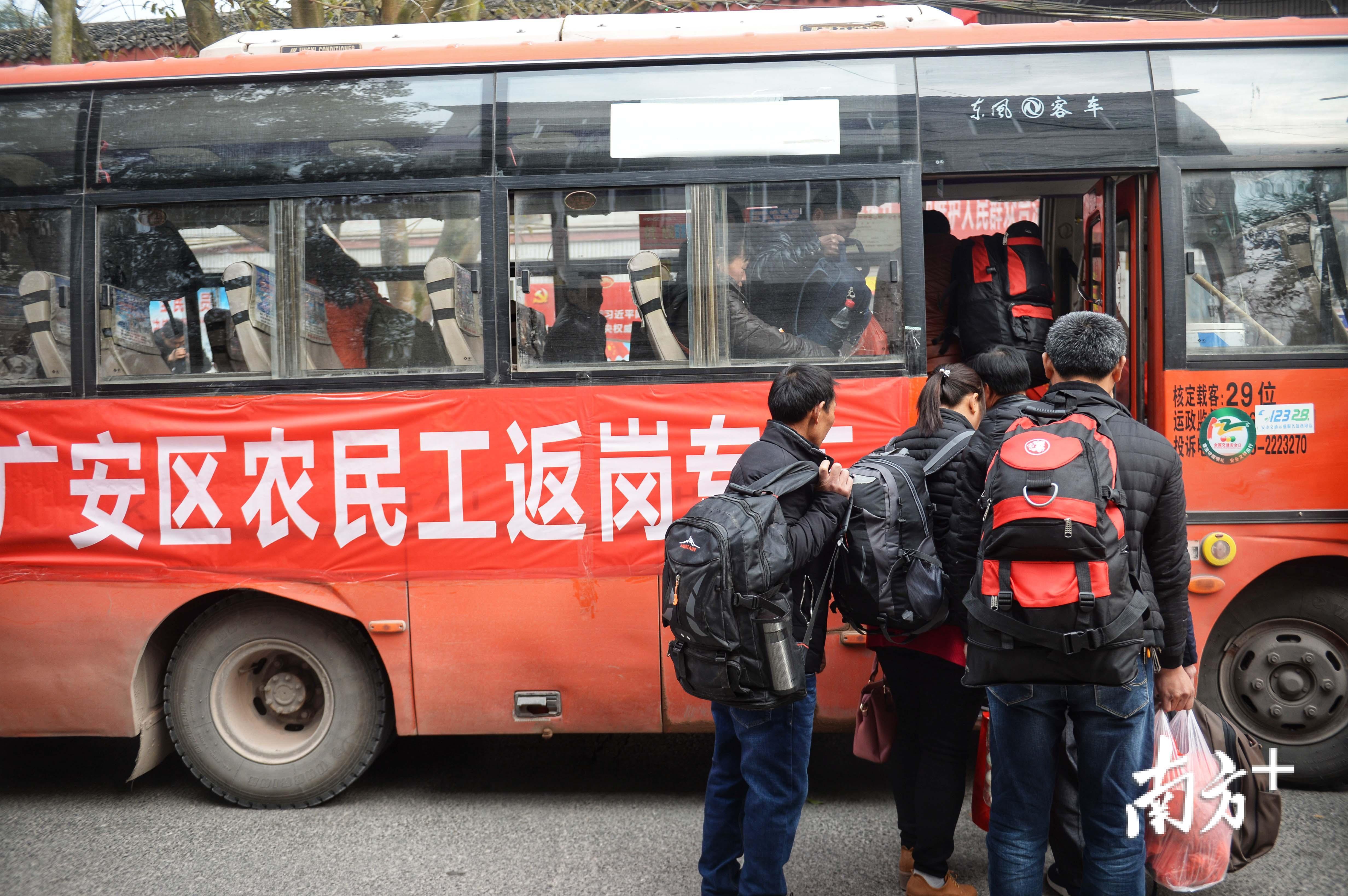 △吴仁明夫妇和同乡在乡镇府统一乘坐客运车前往广安火车站。