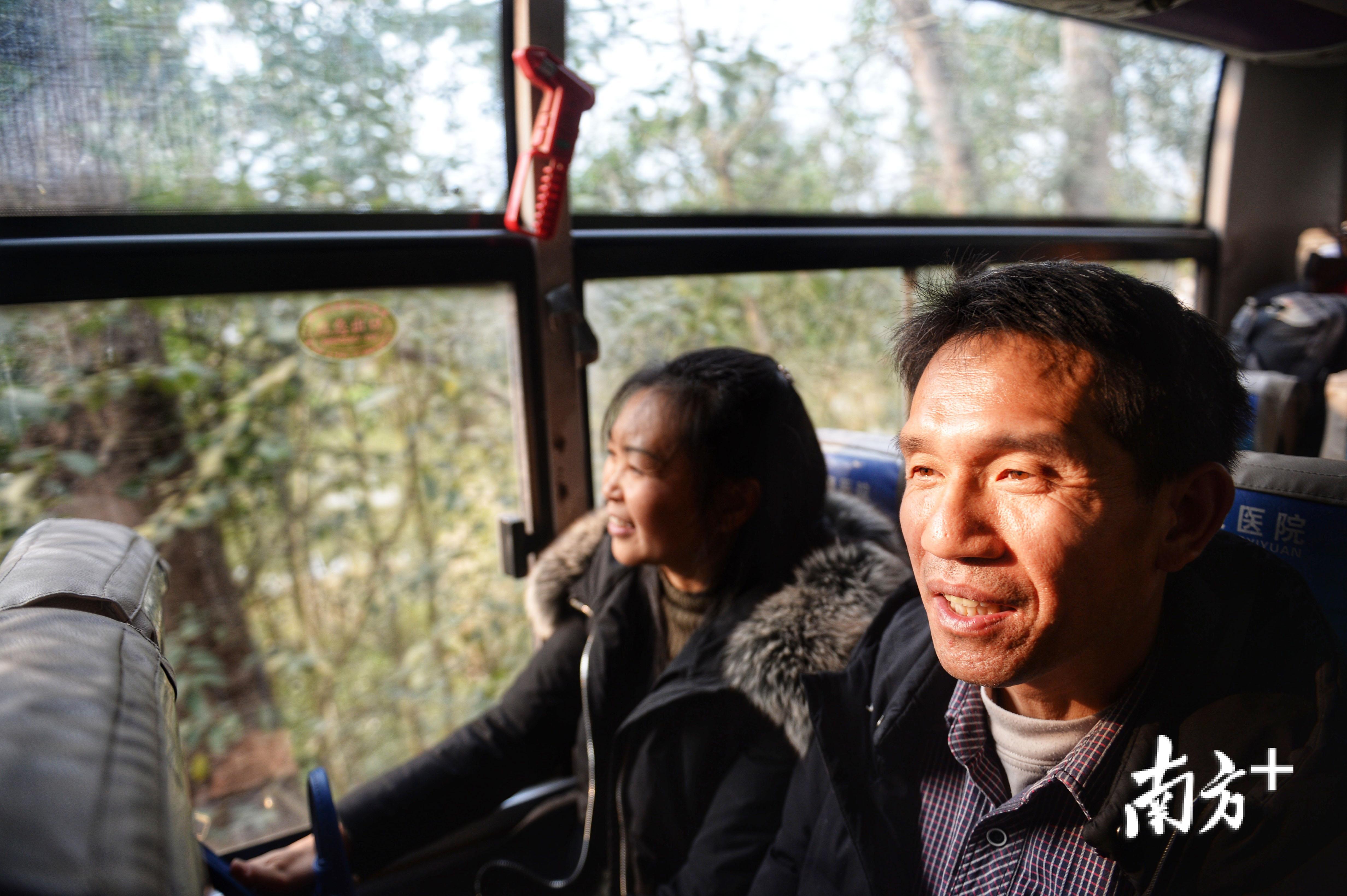 △吴仁明和妻子坐上客运车前往广安火车站。