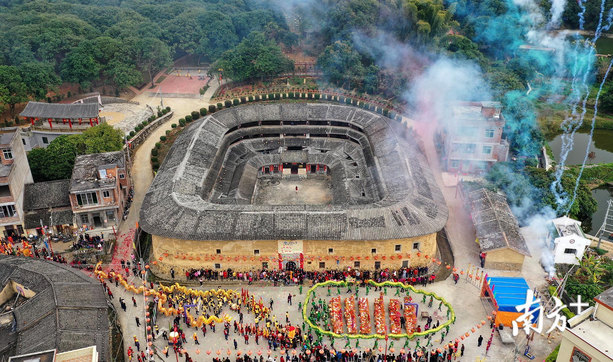 精彩多图潮州饶平县唯一少数民族村寨民俗游龙演绎别样民族风