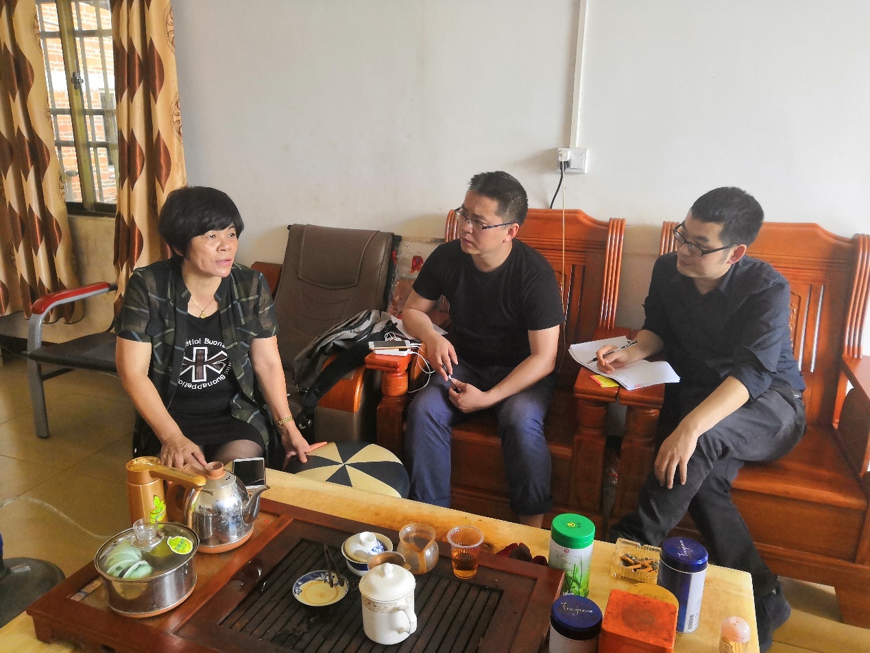 “菠萝姐”吴建连（左1）。